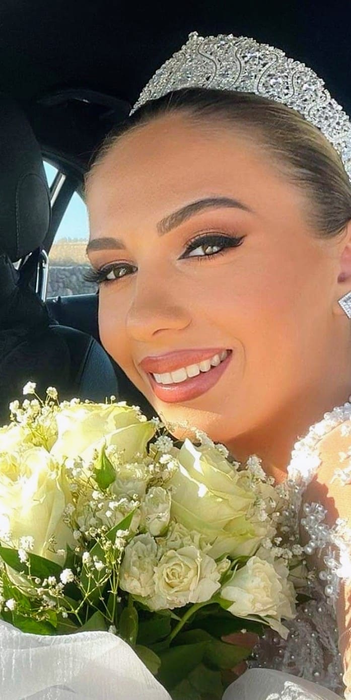 Luxury Santorini bride with caldera backdrop